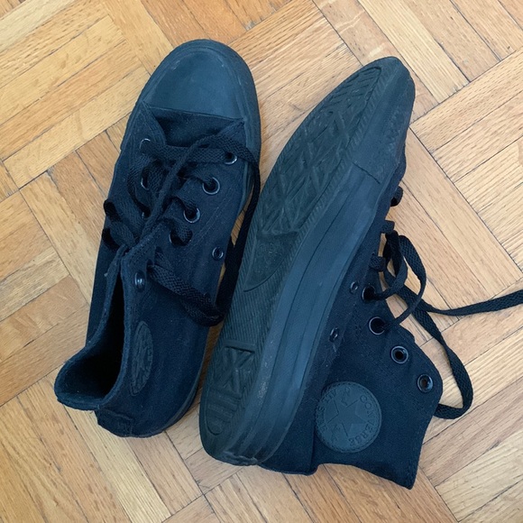 Black converse - Picture 1 of 1